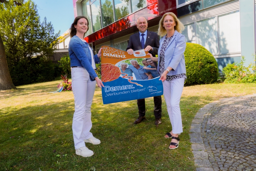 Landrat und Vorsitzender der Kommunalen Konferenz Alter und Pflege im Kreis Paderborn, Christoph Rüther, (rechts) Margot Becker, Sozial- und Fachplanerin vom Sozialamt des Kreises Paderborn und (links) Lisa Weber, Trainee im Sozialamt, freuen sich auf viele interessierte Personen und Teilnehmende der „Aktionswoche Demenz“ vom 19. bis 25. September.
